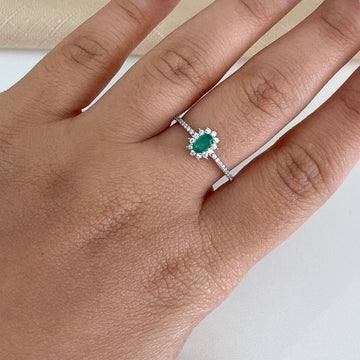 Anel Prata Pedra Verde Cravejada 4mm