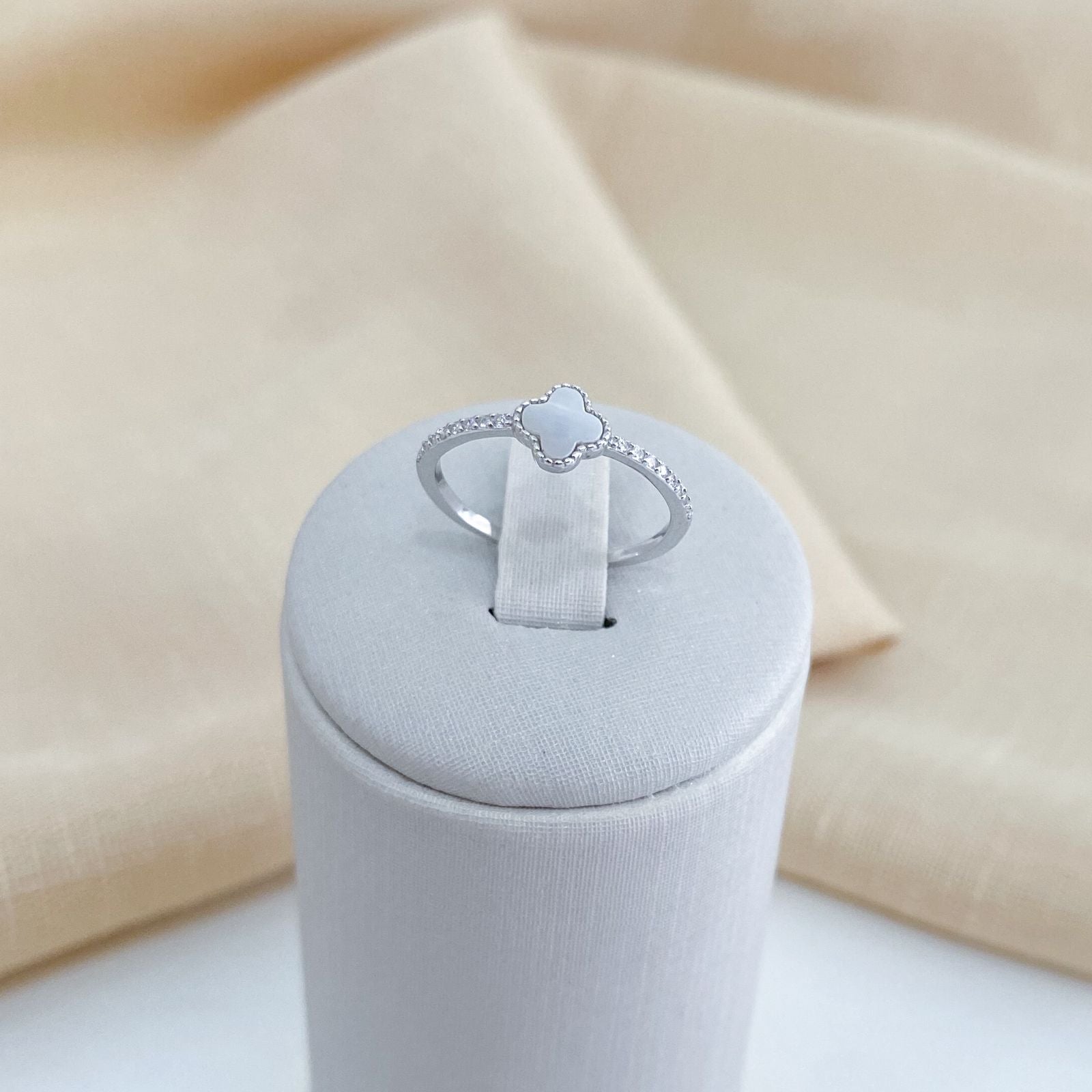 Anel Prata Virginia Cravejado Branco