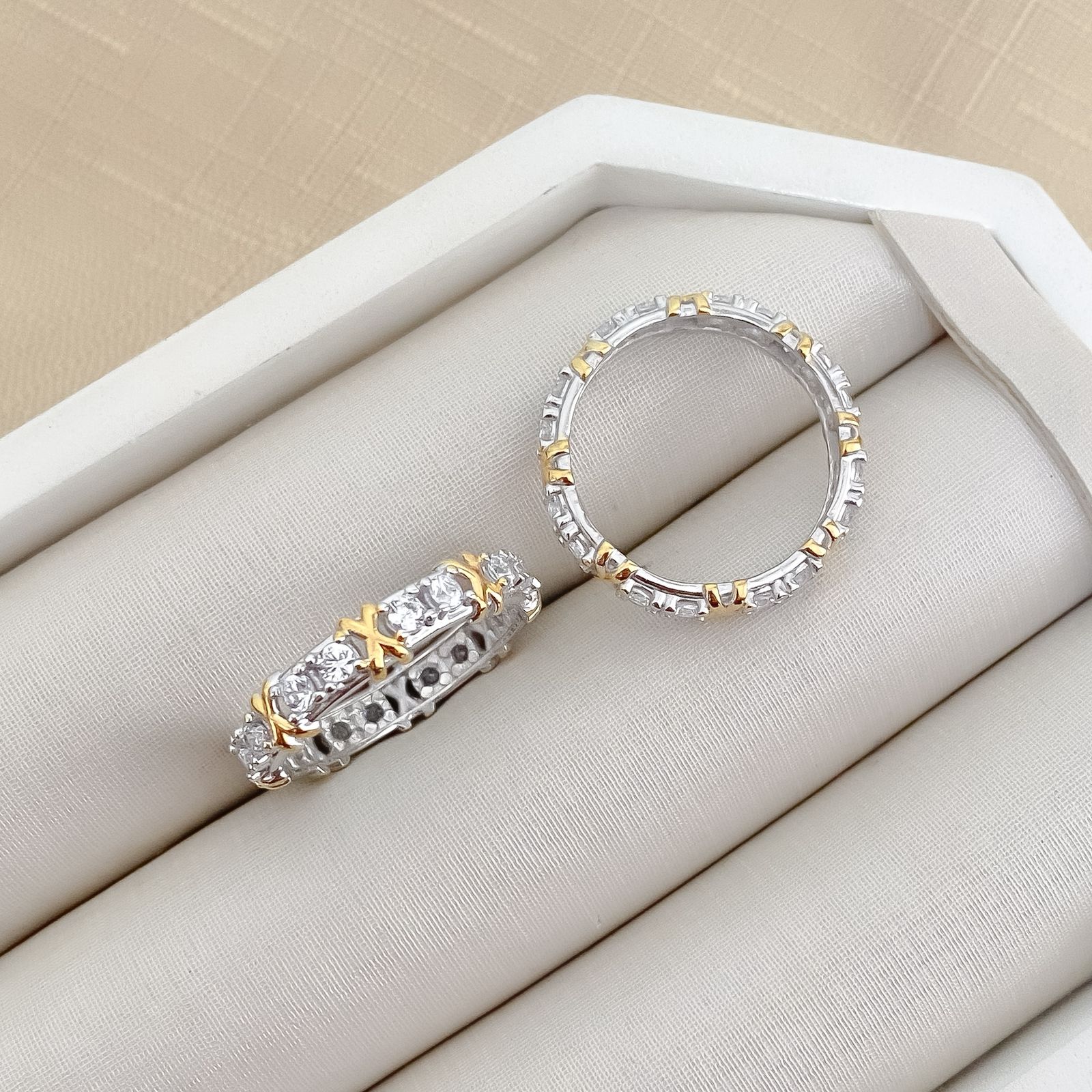 Anel Prata Aliança Pedra com X Dourado