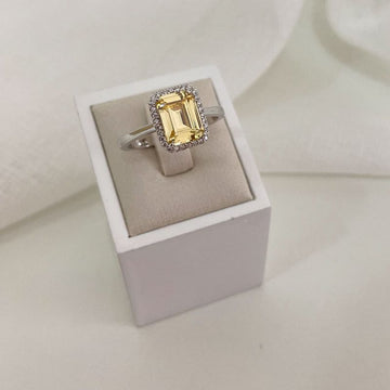 Anel Prata Solitário Amarelo Q 7mm Cravejado