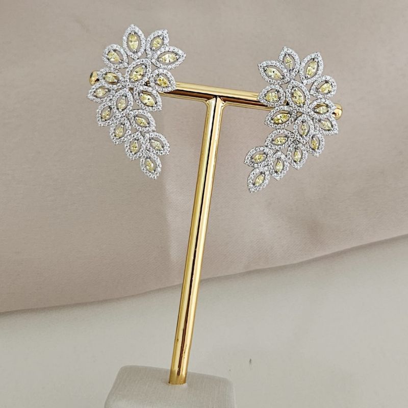 Brinco Prata Earcuff Amarelo Cravejado 3x2