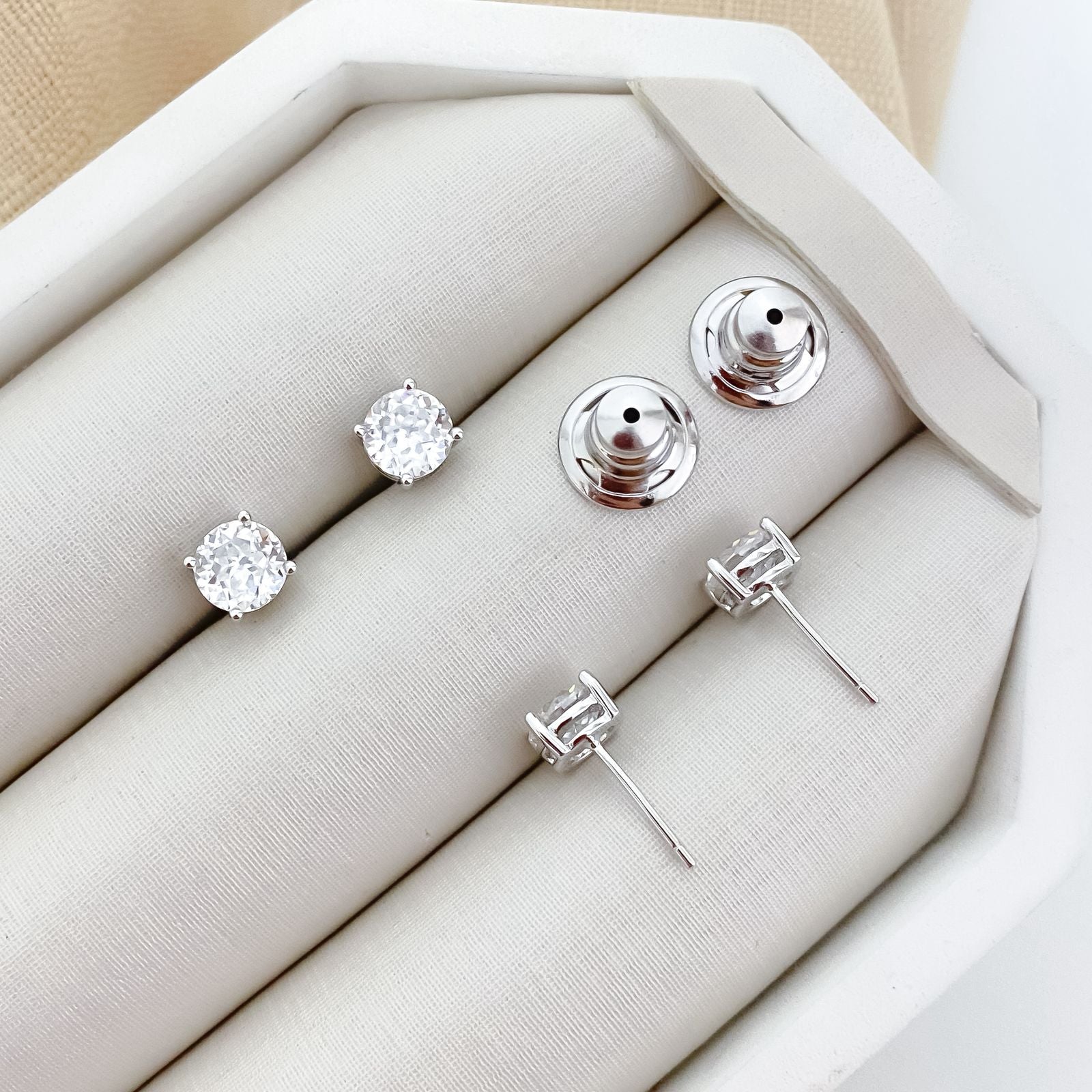 Brinco Prata Ponto Luz 6.5mm Lap Moissanite