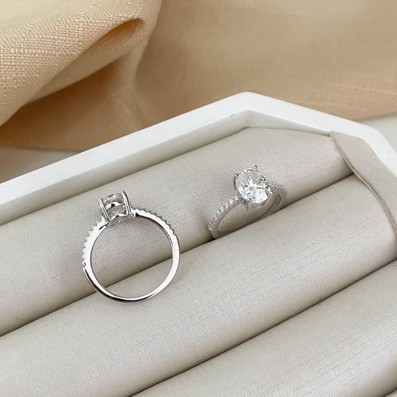 Anel Prata Solitário Cravejado 7x9mm Moissanite