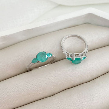 Anel Prata 3 Pedras Verde Claro 7mm