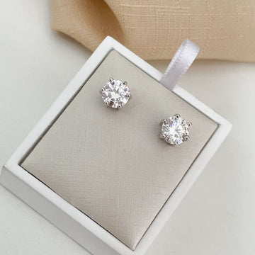 Brinco Prata Ponto de Luz 8mm Moissanite