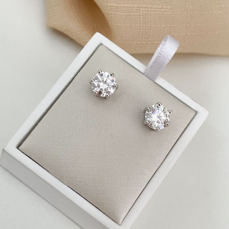 Brinco Prata Ponto de Luz 8mm Moissanite