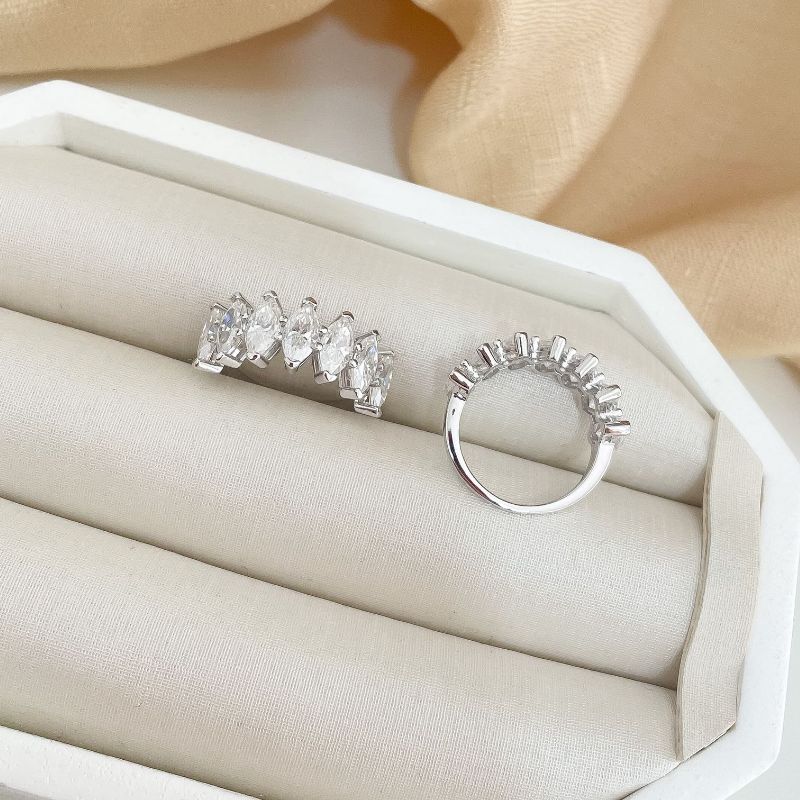 Anel Prata Meia Aliança 8x4mm Moissanite